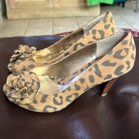 Sofft Gijon Scala Leopard Print Suede Peep-Toe Pumps in Wheat - Sz 8 NEW - Picture 1 of 16